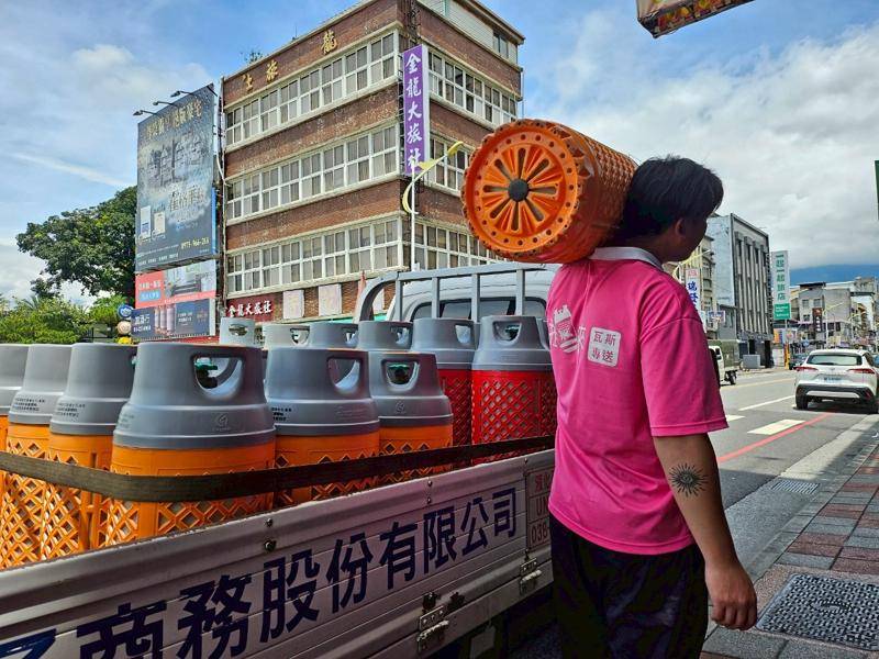  老舊鋼瓶免費更換防爆瓦斯桶 扛氣來不惜成本提升鄉親家戶安全 